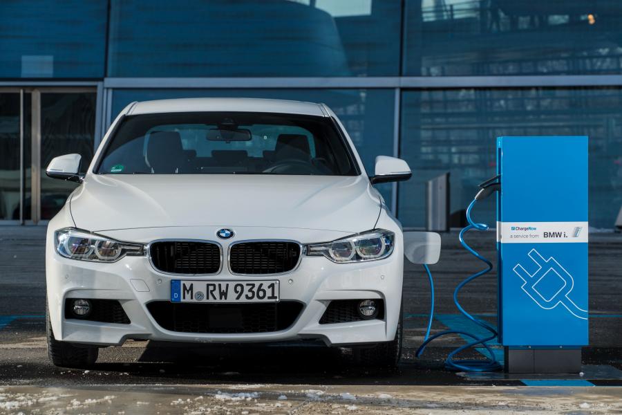  BMW 330e M Sport 2016 года  (фото 18 из 40)
